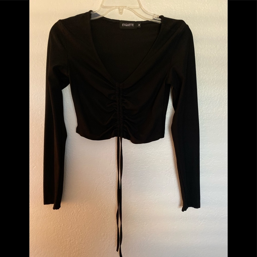 ⭐️ETIQUETTE BOTIQUE L/S BLK CINCHED CROP TOP MED⭐️